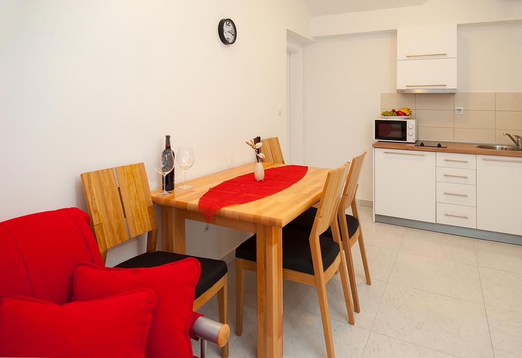Apartments Marta Baska Voda Bilik gambar